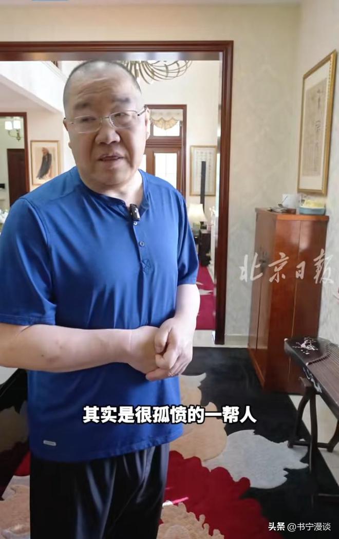 必一运动65岁英达罕晒北京别墅客堂都是黄花梨家具家中藏品代价万万(图5)